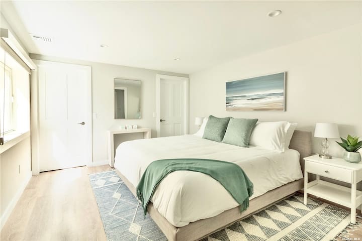 下层加大双人床卧室，配备记忆泡沫床垫和半个套房浴室。 