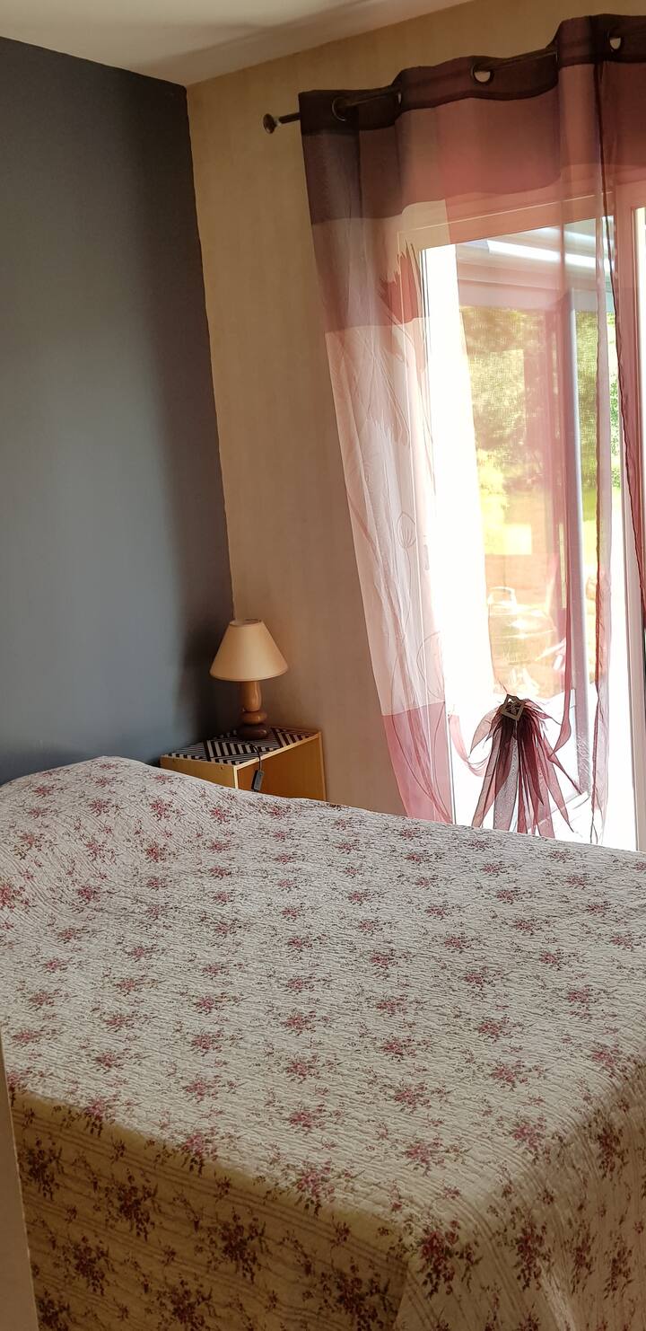 غرفة نوم 1: 140*190 سرير مع خزانة كبيرة/خزانة أبواب منزلقة