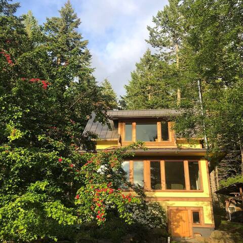 Quiet Waterfront Estate for Weddings & Groups gallery image 2