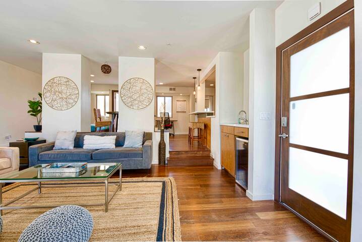 MB 3BR Oceanview Penthouse with HUGE Rooftop decks gallery image 5