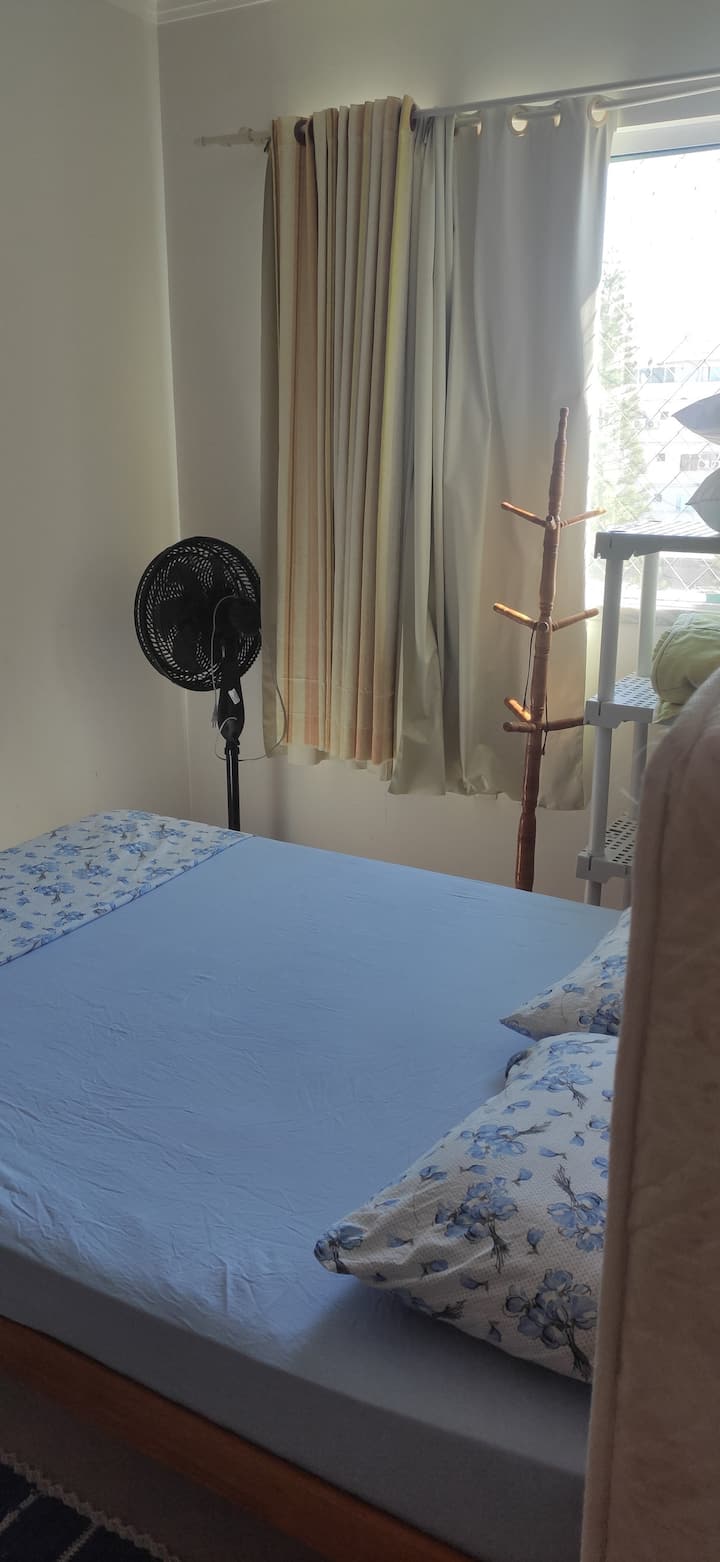 Slaapzaal 2, tweepersoonsbed en airconditioning.