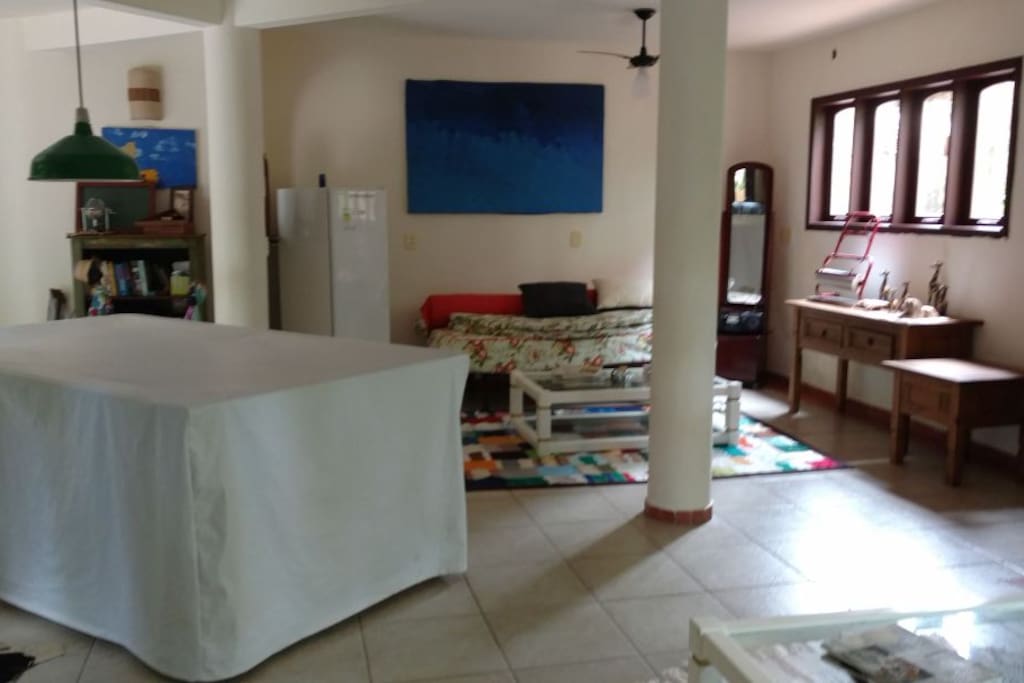 Sala do andar inferior, onde ficará uma cama de solteiro e um colchão