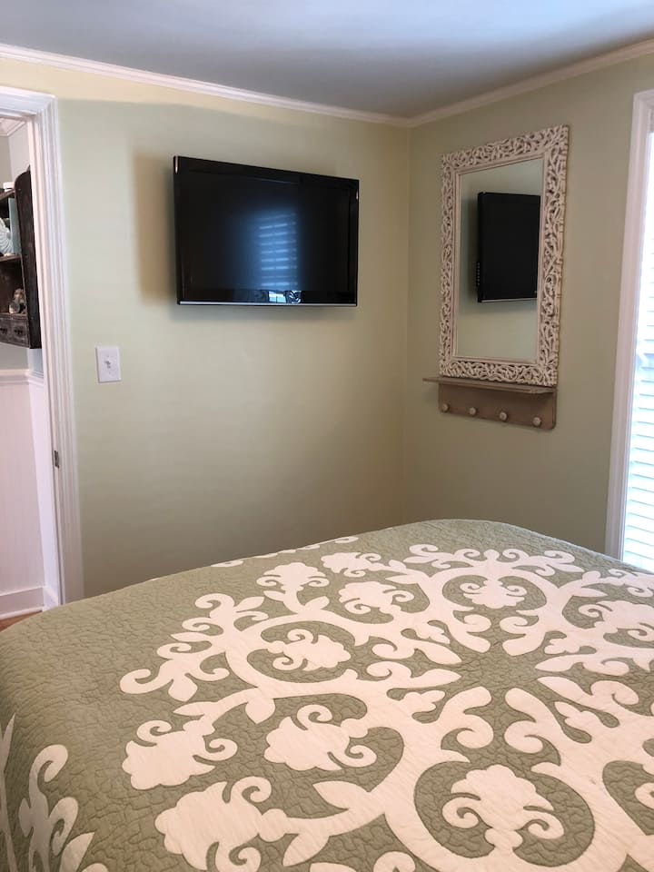 במפלס הראשי: Guest Rm #1 
מיטת קווין סייז
ממוקמת בקצה המסדרון מול חדר השינה הראשי