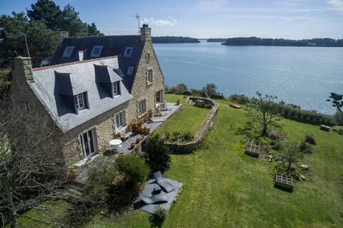 Exceptional house direct access to the sea
