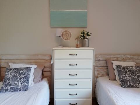 Habitación con dos camas cerca de Banyoles.