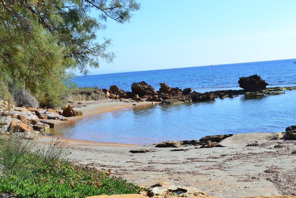 Baia del Molo spiaggetta a 150 m