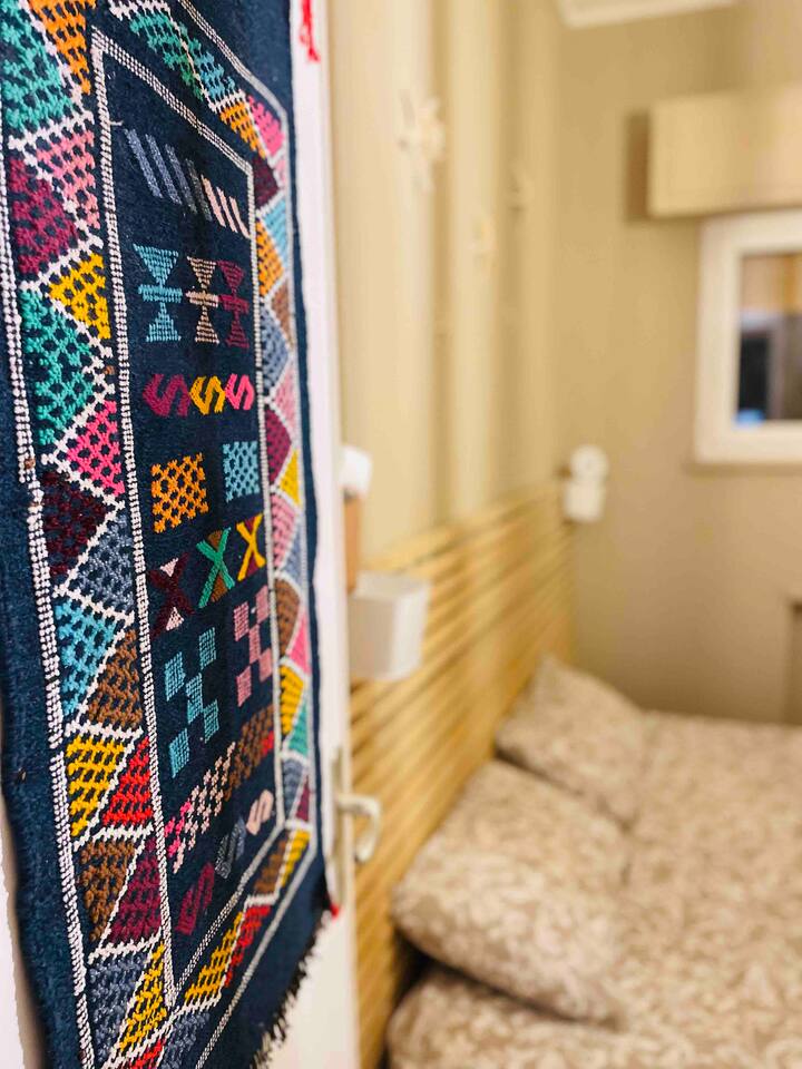 Una alfombra marroquí decora la puerta de la habitación