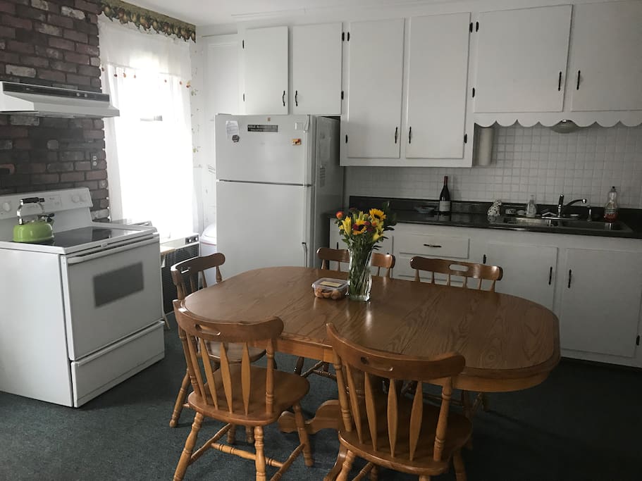 Full kitchen (stove, oven, fridge, microwave, coffeepot, table for 6)
