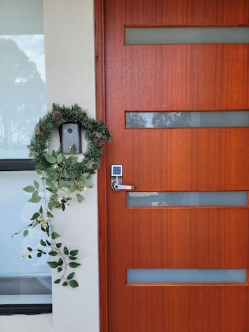 Luxury New 5 Bedroom 3 Bathroom+ Study/ Back Yd gallery image 4