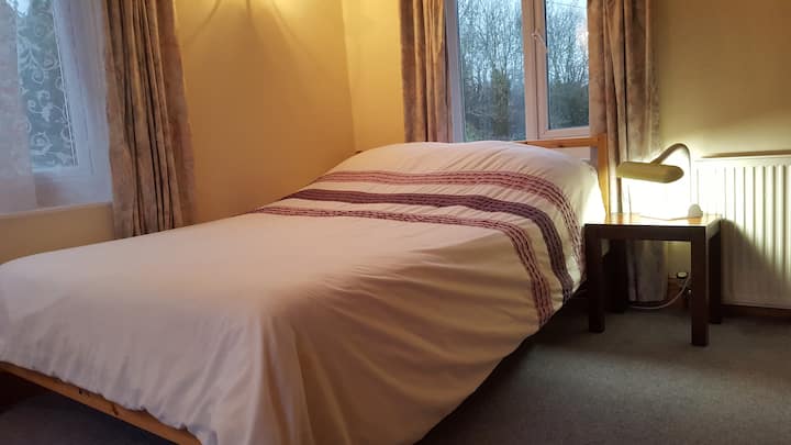 Odd Down - Peaceful Family Room - up to 4 people.