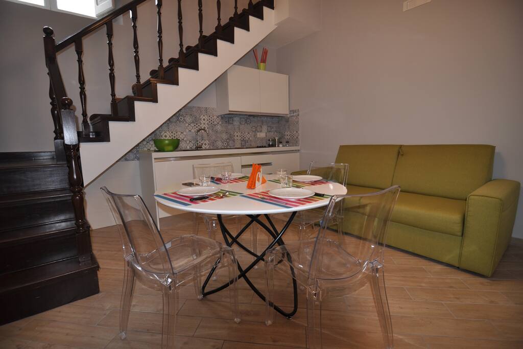 zona living con scala accesso a piano superiore