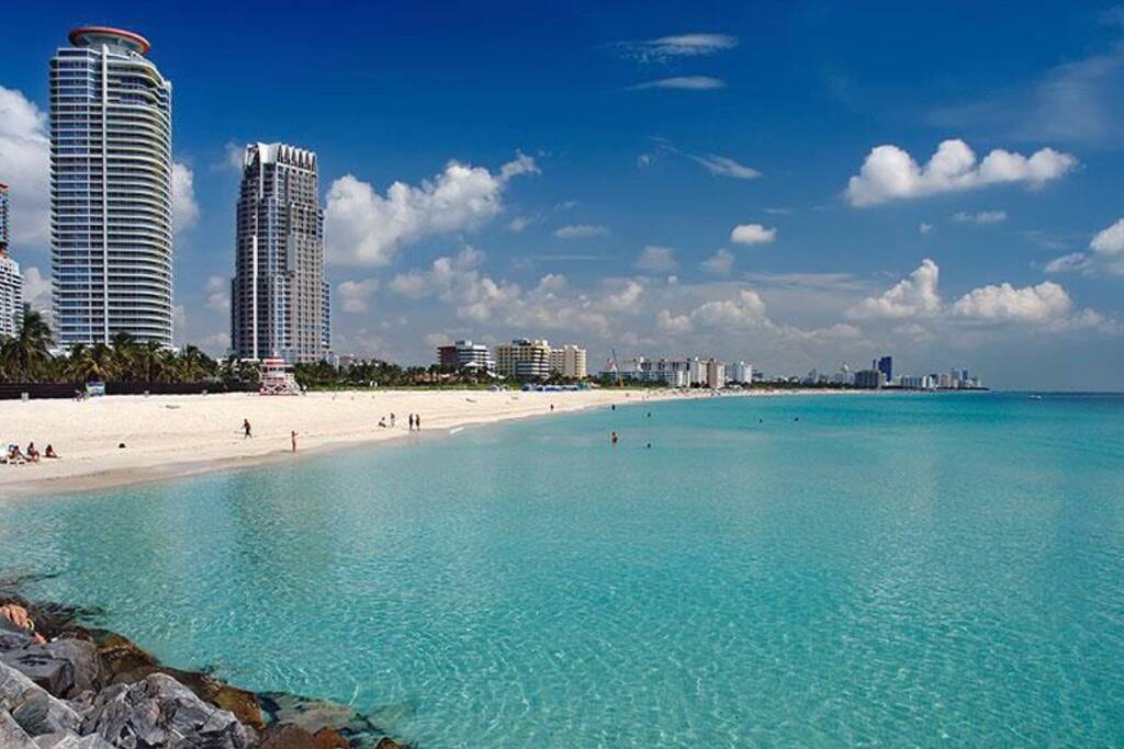 Este lugar está a tres minutos de Miami South Beach y en una ubicación estratégica. Siguiente Espaniola Way y Linclon Road. Mirando hacia adelante te veo. Gracias, Saludos Dina.