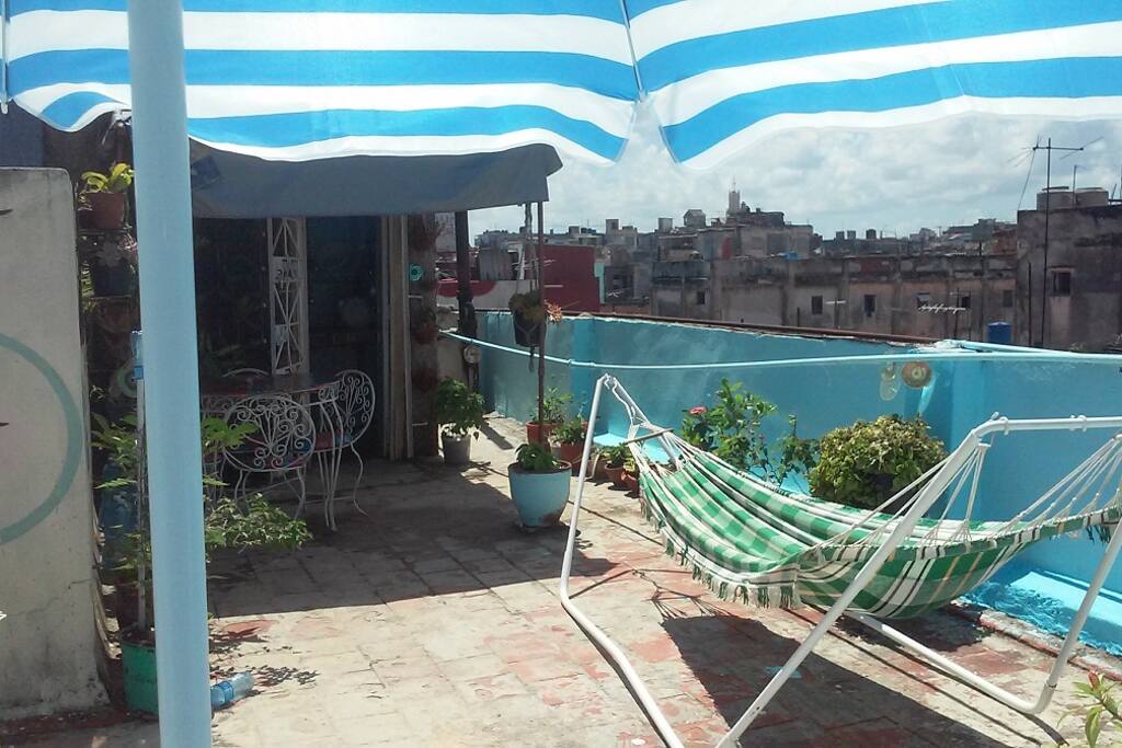 Vista de la terraza con hamaca para esas tardes que desee descansar con tranquilidad