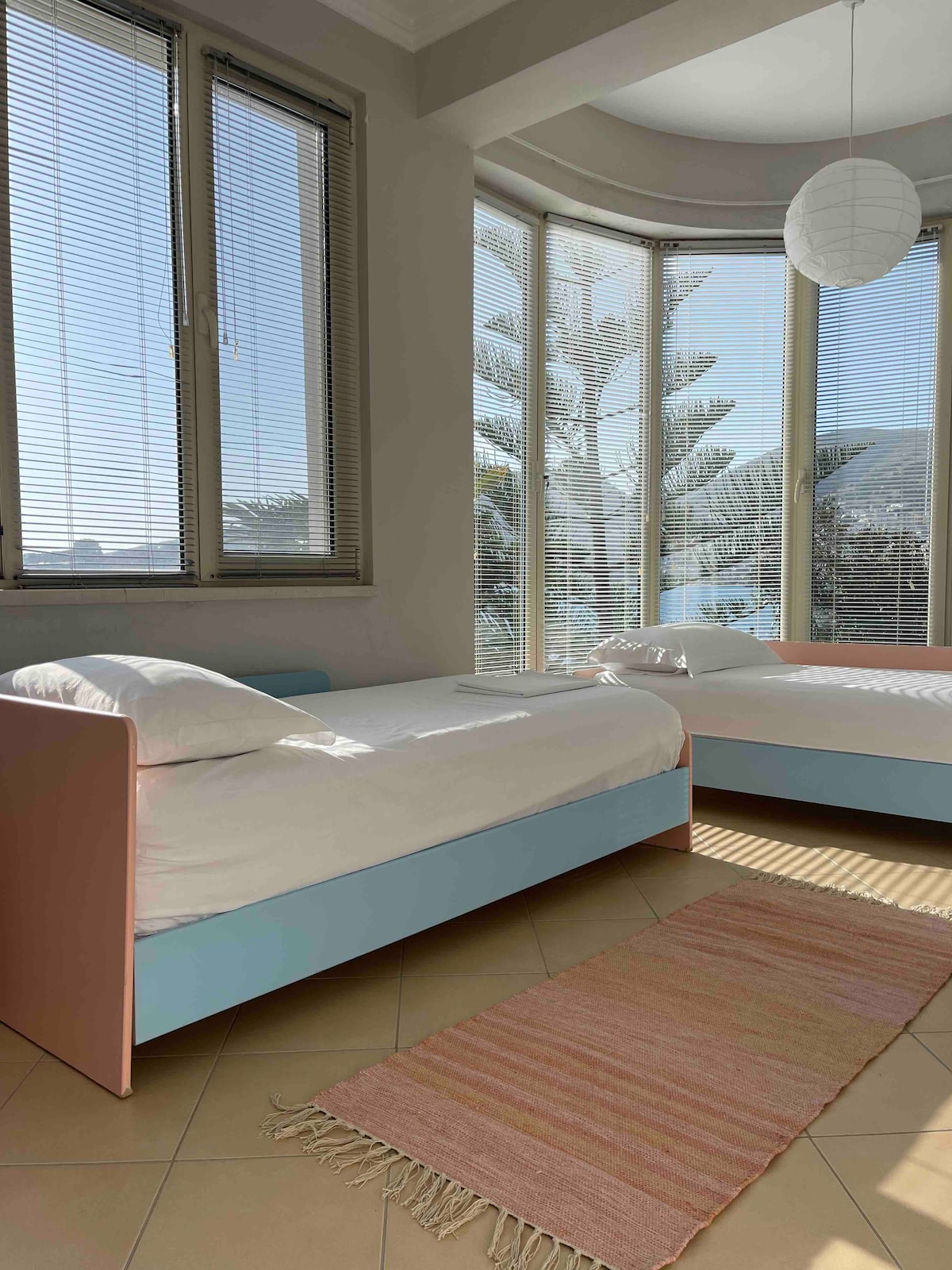 2 - ри етаж, спалня с три единични легла. 