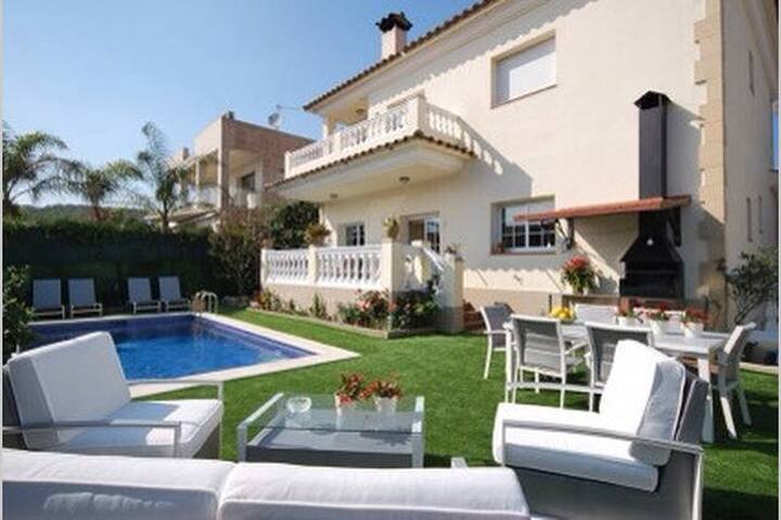 A 500m de la playa, y a 500m del centro….