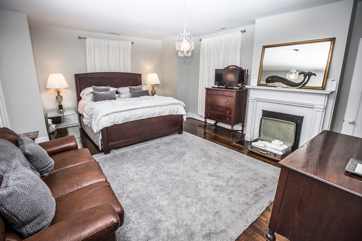 Dormitorio principal con cama tamaño king. 