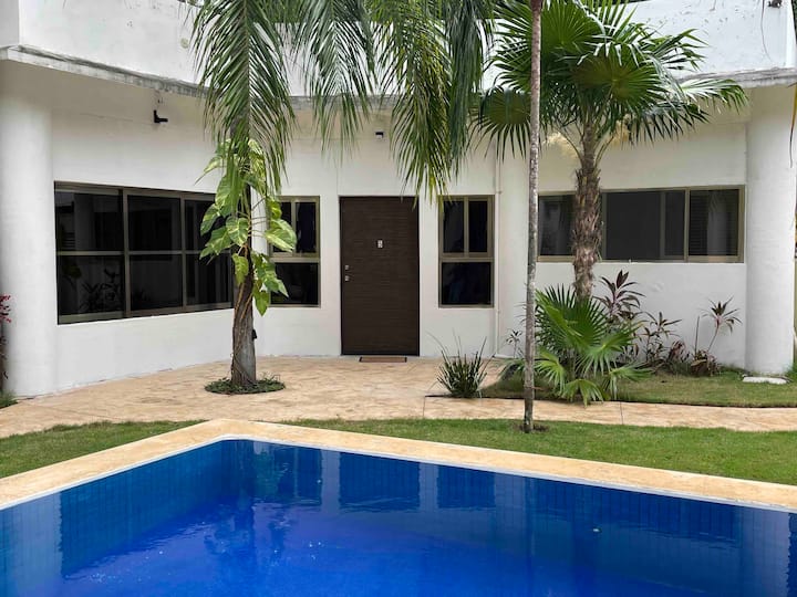 ห้องพักชั้นล่าง 5 ห้องตั้งอยู่ในลานข้างสระว่ายน้ำและปาลาปา