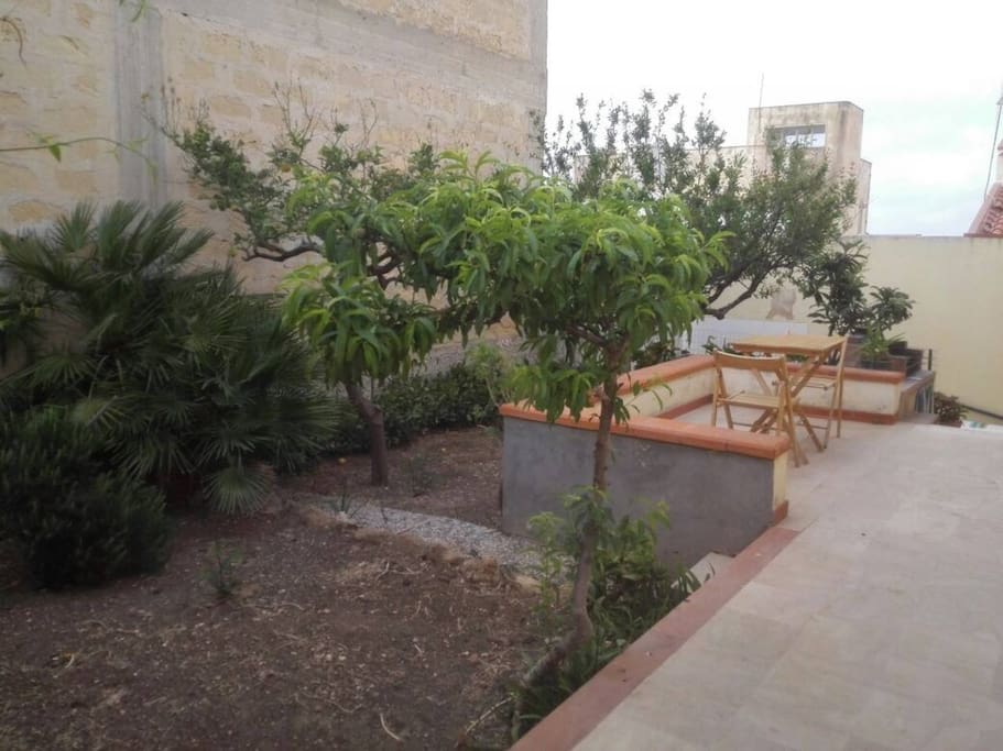 Veranda interna privata con giardino
