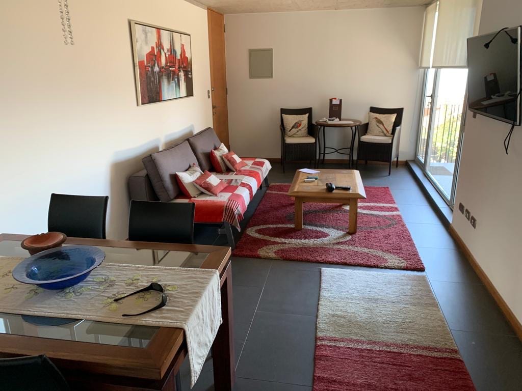 Iz kuhinje se pruža pogled na dnevni boravak s blagovaonicom. Sofa je sofa. 