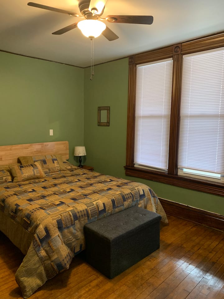 ห้องนอนชั้นแรก - เตียงควีนไซส์ 