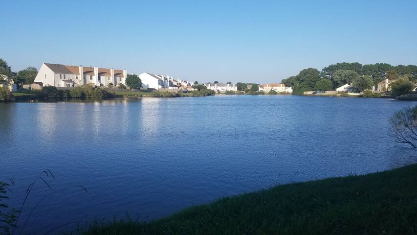 VA Beach Lakefront Townhouse