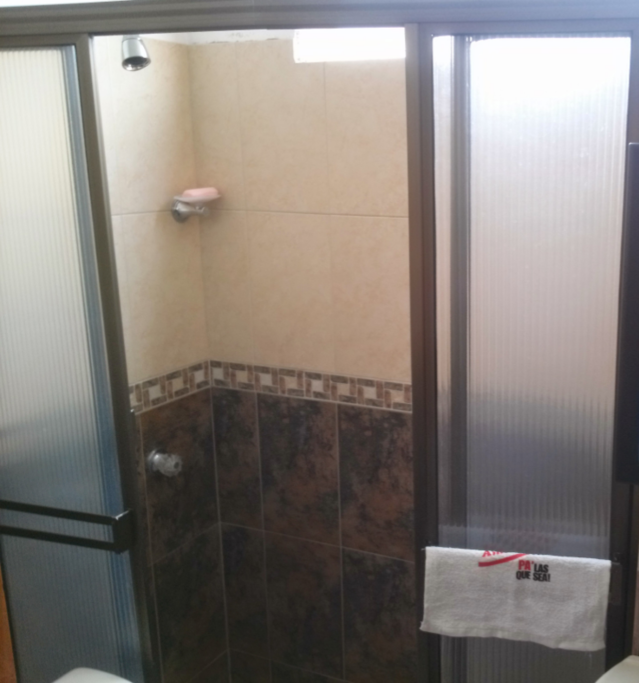 Ducha, sanitario y lavamanos