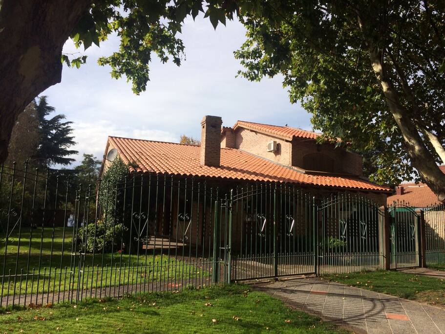 Amplia casa con patio y galería para disfrutar