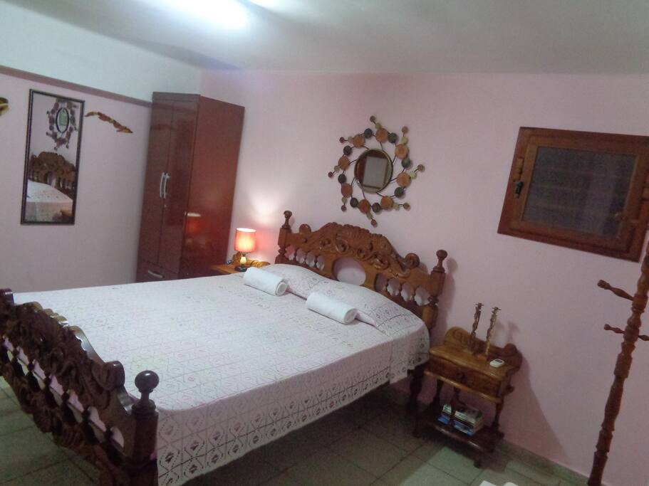 Habitación Rosada, decoración, epejo, closet, ventana, climatizada