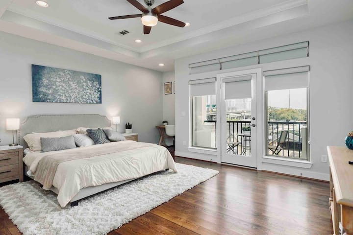 主卧配有工作站和阳台，可欣赏休斯敦的天际线景观，尤其是在夜间。位于三楼。提供婴儿床和额外的洗漱用品 