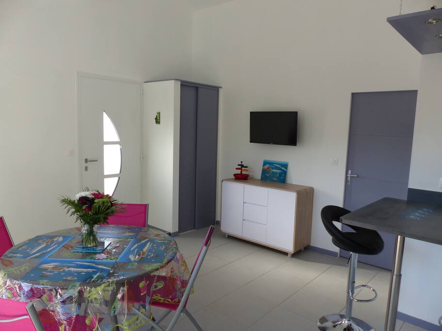 Porte d'entrée avec placard, TV et commode
