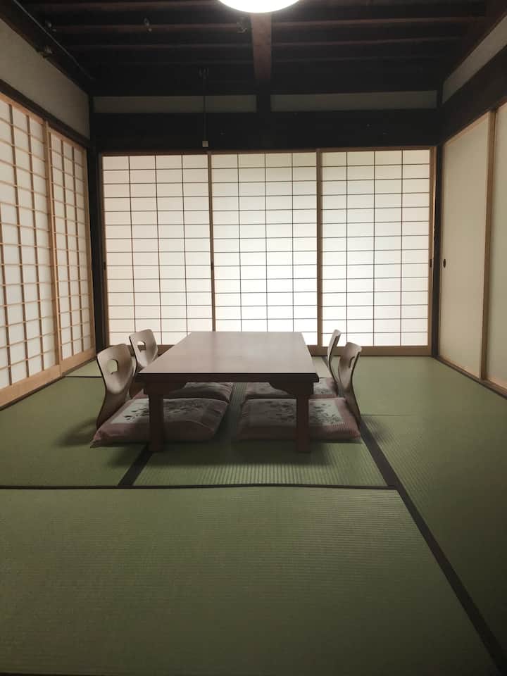 Entre 6 tapetes de tatami