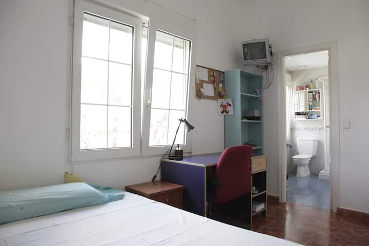 Cama de matrimonio y baño propio. 