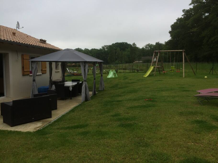 Terrasse avec tonnelle, jardin.