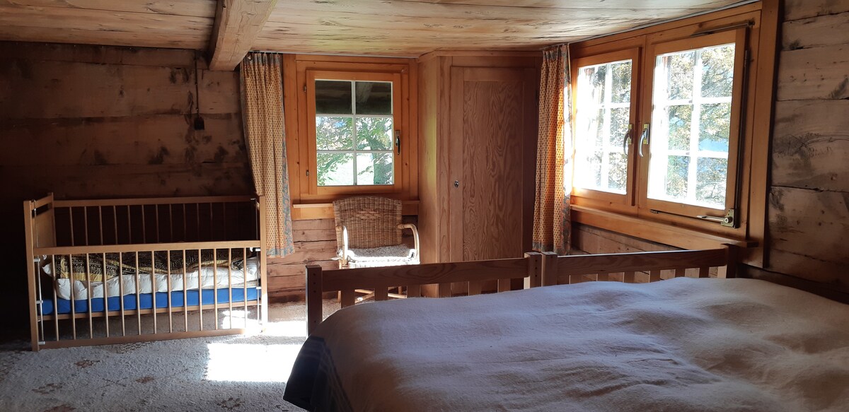 带婴儿床的双人房