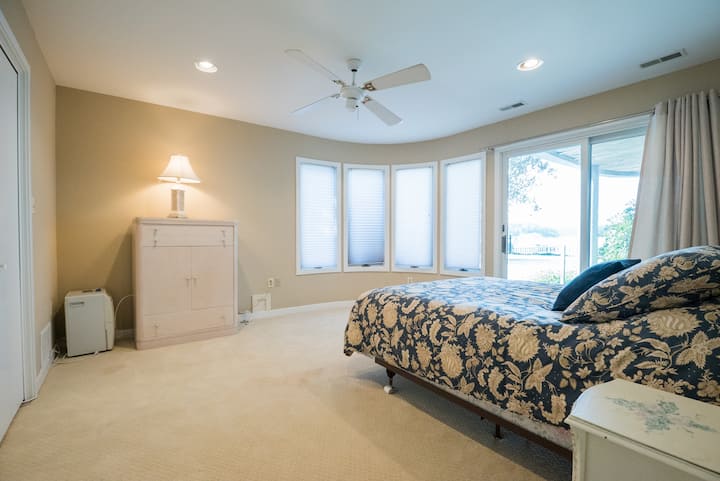 Queen Bedroom