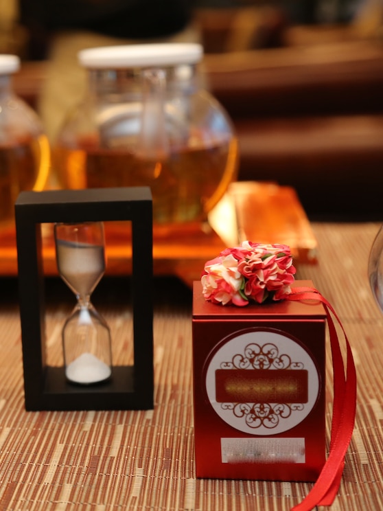 Show full-screen, host-provided image