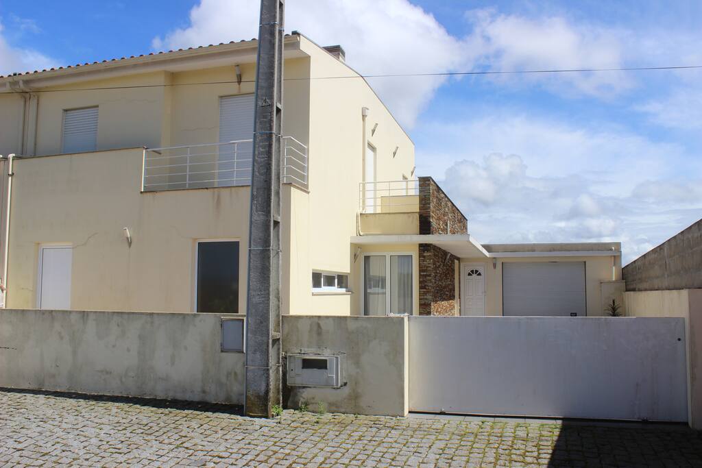 avant de la maison , possibilité de garer 2 voitures devant le portail , et possibilité de garer 1 voiture dans la cours ou dans le garage