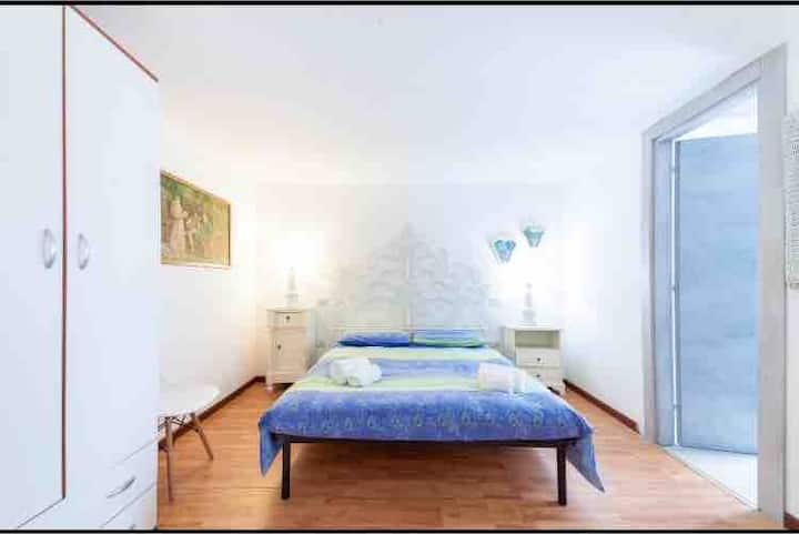 Спална соба со брачен кревет 