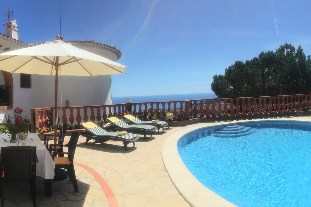 Pool Area mit Meerblick