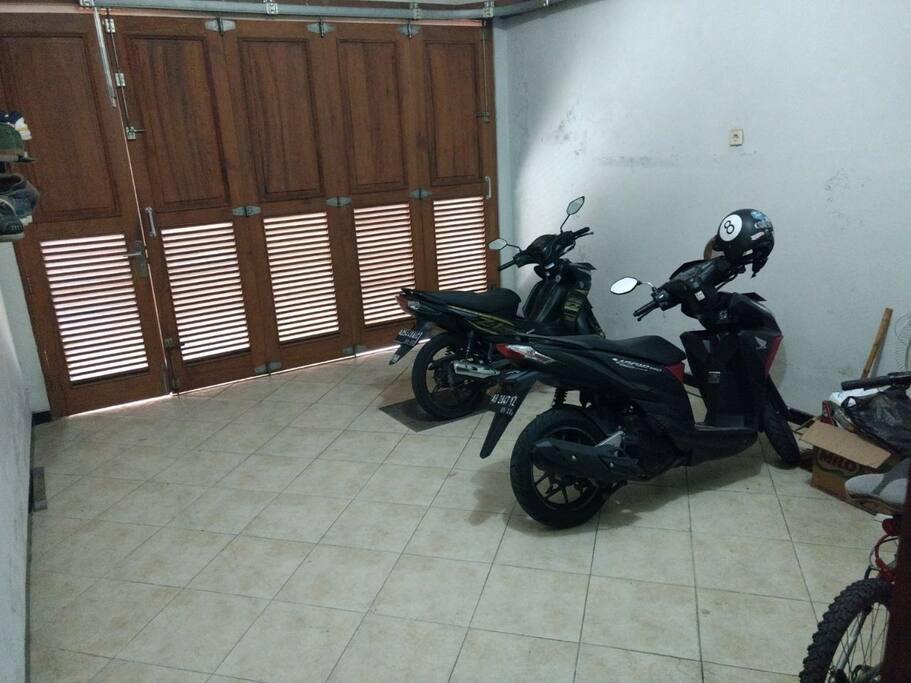 Spacious parking garage