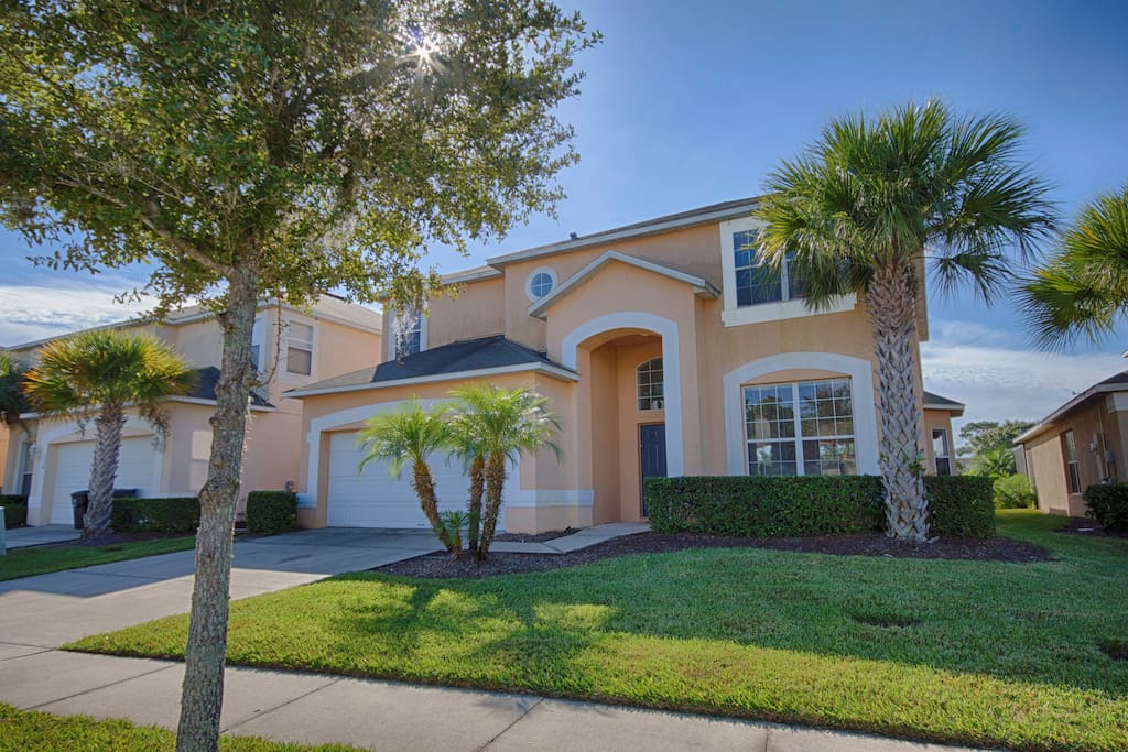 6 bedroom 5.5 bathroom house in Gated 24 hours guarded community