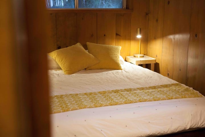 Main Cabin Bedroom (Queen)