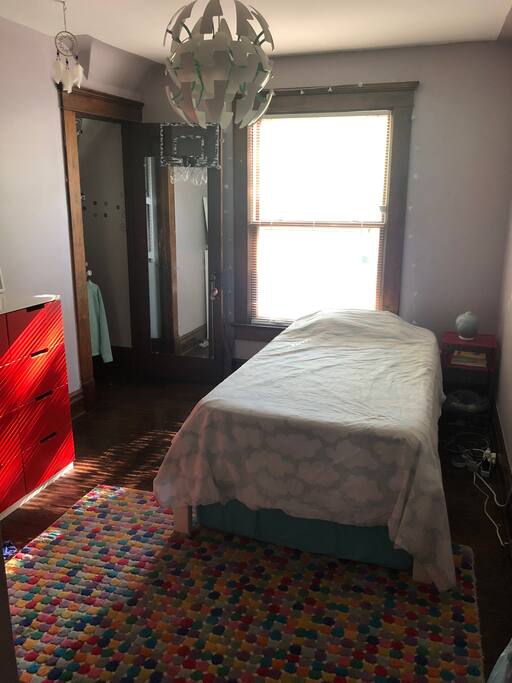 Single bed with pull out matress for 2nd person