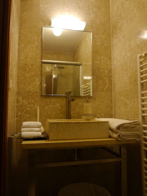 la salle de bain privative - the private bathroom