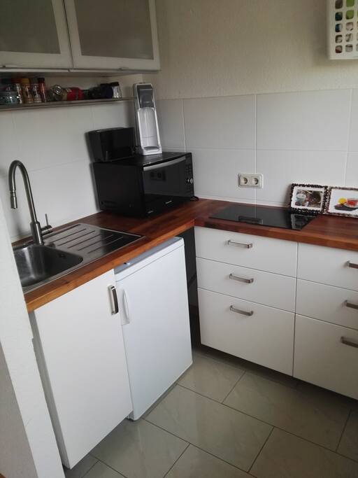 Neue, hochwertige Appartementküche mit Herd und Backofen