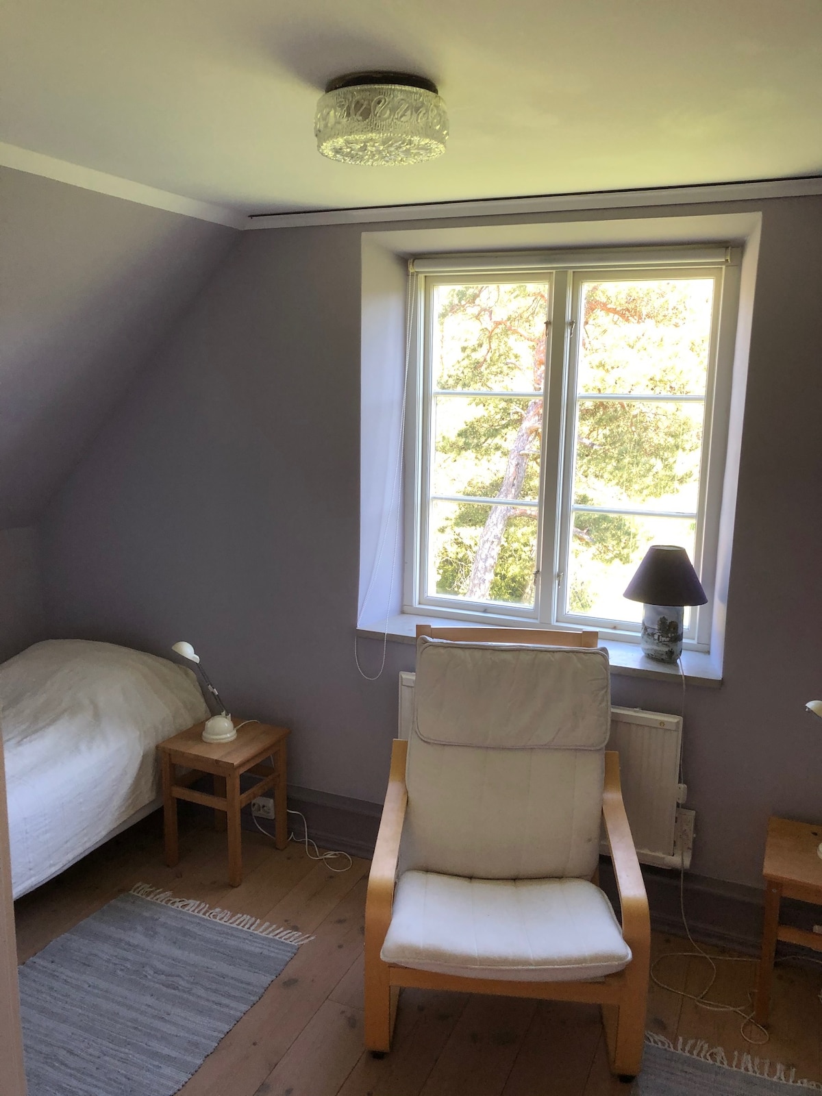 "ห้องนอนลาเวนเดล" ที่ชั้นแรกมีเตียงสองเตียงและหน้าต่างหันหน้าไปทางทิศตะวันออก