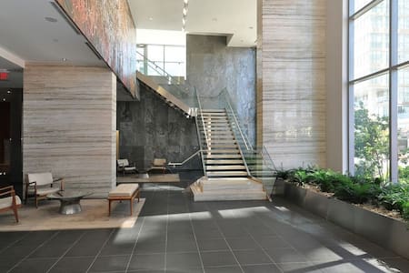 Luxurious Condo near CN Tower with FREE PARKING