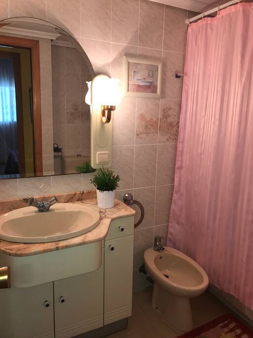Baño completo con bañera