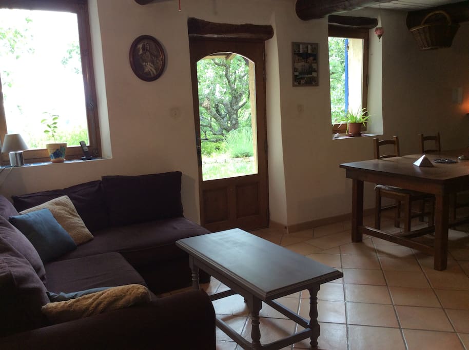 Salon, séjour. (Living-room, dining room.)