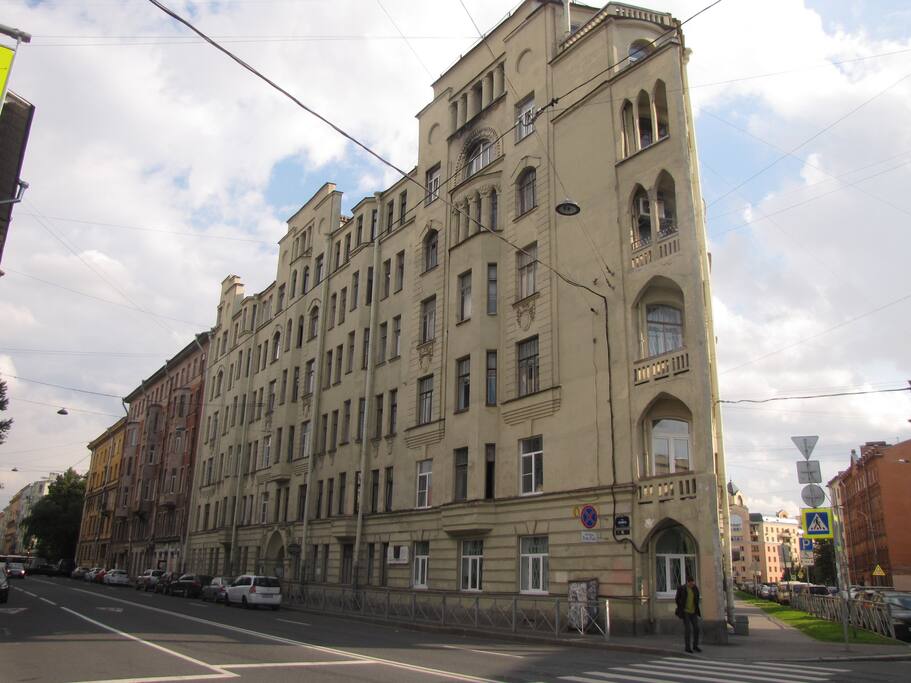 A unique residential building ("ship-house") not far from two metro stations. Дом-корабль недалеко от двух станицей метро.